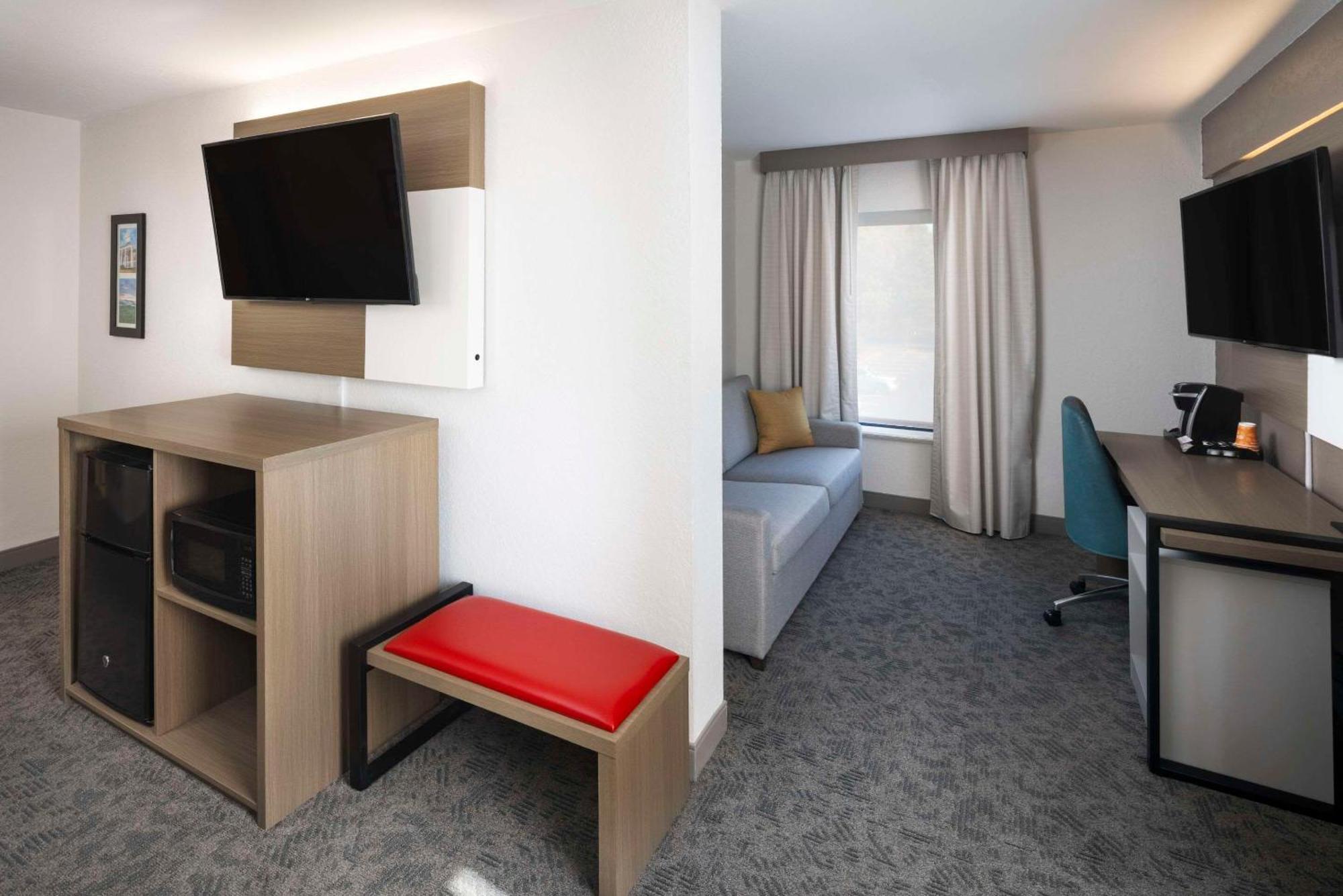 Comfort Inn & Suites Dahlonega University Area Buitenkant foto