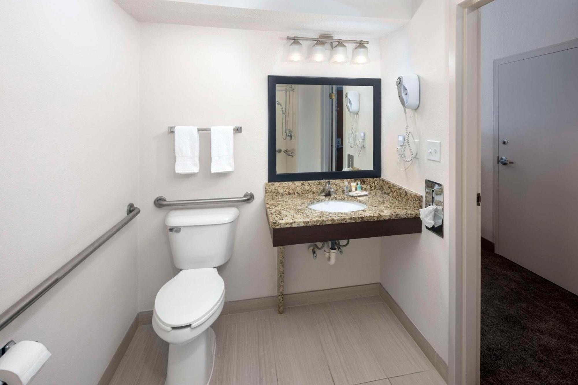 Comfort Inn & Suites Dahlonega University Area Buitenkant foto